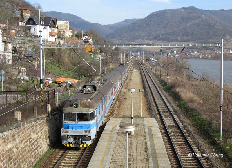 Die Sandwichgarnitur mit zwei 460ern gef�hrt von 460 077 als Os 2321 Decin (Tetschen-Bodenbach) - Roudnice nad Labem (Raudnitz an der Elbe) bei Einfahrt in Dolny Zalezly (Salesel) - 06.03.2007

