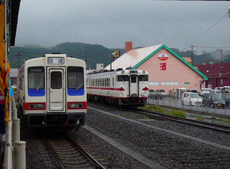 Die Sanriku-Bahn (Nordabschnitt): Das nrdliche Ende der Bahn ist die kleine Ortschaft Kuji. Von da weiter nach Norden gehrt die Strecke der JR. Hier steht links der Sanriku-Triebwagen 36-101 und rechts der JR-Triebwagen キハ(KIHA)40 525. Kuji, 24.August 2008. 