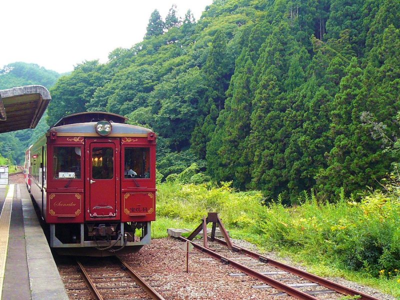 Die Sanriku-Bahn (Nordabschnitt): Der  Retro-Wagen  36-602 in Tar. Die beiden  Retro-Wagen  der Bahn sind (wie es heisst) dem Stil der 1920er Jahre nachempfunden; Baujahr 2005. 23.August 2008.  
