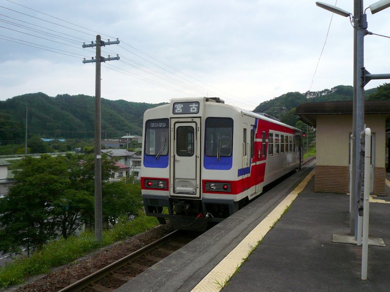 Die Sanriku-Bahn (Nordabschnitt): Diese 1984/5 gebauten 19 Triebwagen bilden das Rckgrat des Betriebs. 2 Wagen schieden nach Umkippen im Sturmwind aus. Hinter der scheinbaren Typenbezeichnung  36  steckt der Name der Bahn, indem die japanischen Schriftzeichen fr 3 und 6 auch  san  und  riku  gelesen werden knnen. Hier ist Wagen 36-101 in Tar, 23.August 2008.