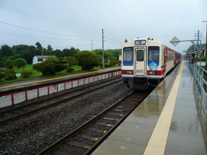 Die Sanriku-Bahn (Nordabschnitt): Ein Dreiwagenzug mit 36-104 an der Spitze in Hashikami (JR-Strecke südlich der Stadt Hachinohe). An zweiter Stelle ist der  Retro-Wagen  (Nr.36-601) eingereiht. 24.August 2008. 