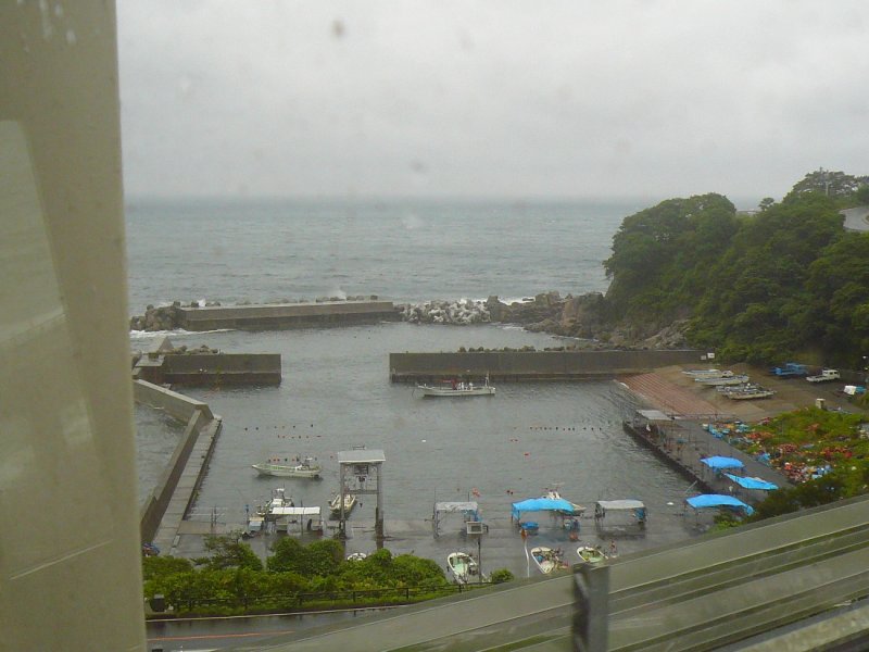 Die Sanriku-Bahn (Nordabschnitt): Fahrt im  Retro-Wagen  (3) - der Zug hlt auf der Brcke, whrend der Wagenfhrer interessante Erluterungen zur Landschaft, zur Geschichte und zur Bahn abgibt. Ein einsamer Fischerhafen bei Shirai Kaigan, 24.August 2008. 