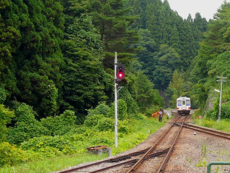 Die Sanriku-Bahn (Nordabschnitt): Fahrt im  Retro-Wagen (1) - vor der Abfahrt muss noch ein Gegenzug abgewartet werden. Es kommt Einzeltriebwagen 36-101, Tar, 23.August 2008. 