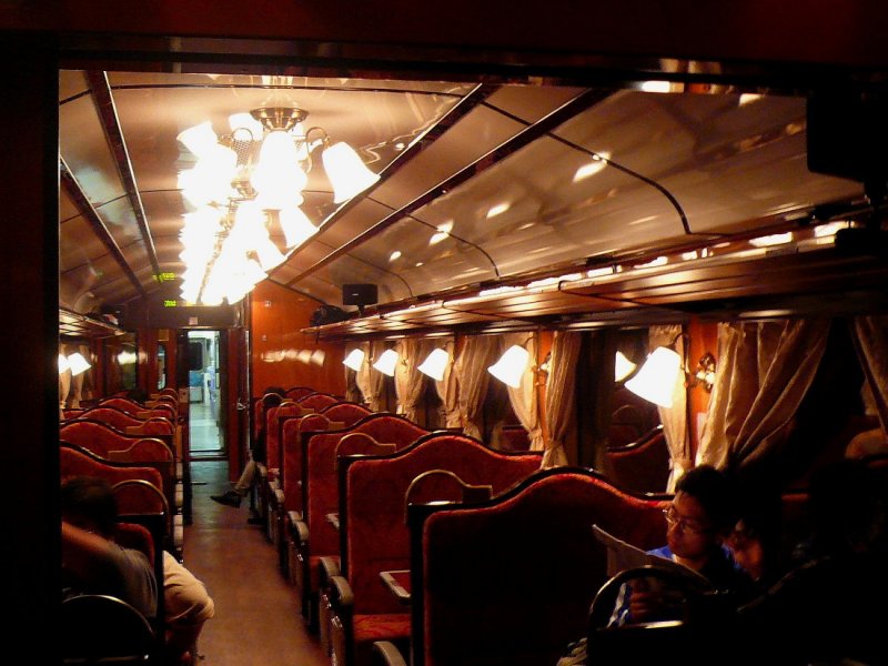 Die Sanriku-Bahn (Nordabschnitt): In den vielen Tunnels der Strecke wirkt der  Retro-Wagen  angenehm warm und gemtlich. Im Wagen 36-602, 23.August 2008.
