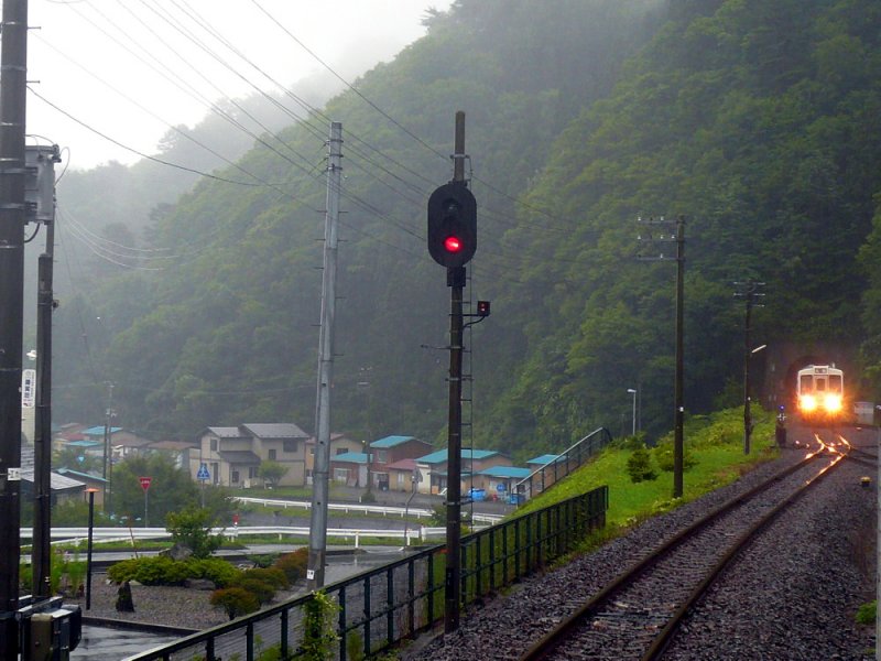 Die Sanriku-Bahn (Nordabschnitt): Triebwagen 36-102 trifft von Sden her in Tanohata ein. 24.August 2008.