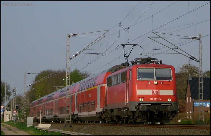 Die saubere 111 147 mit dem RE10426 fhrt am Abend des 11.4.2009 durch Sggerath, ihr Ziel, Aachen Hbf
