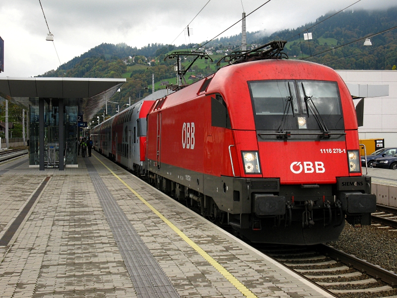Die saubere 1116 278 war heute 9.10.2009 am REX Richtung Schruns.

Lg
