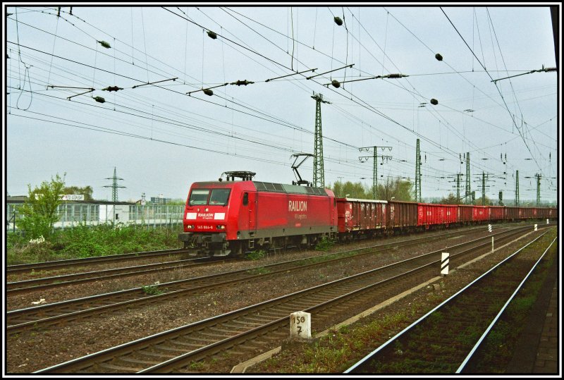 Die  saubere  145 004 rollt mit einem Ganzzug, bestehend aus Eaos-Waggons am 13.04.2007 am Bahnhof Hamm (Westf) vorbei Richtung Rangierbahnhof.