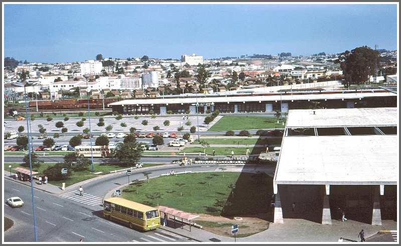 Die saubere und moderne Grossstadt Curitiba verfgt ber einen Rodoferroviaria, das heisst einen gemeinsamen Grossbahnhof fr Busse und Zge. (Archiv 03/1979)