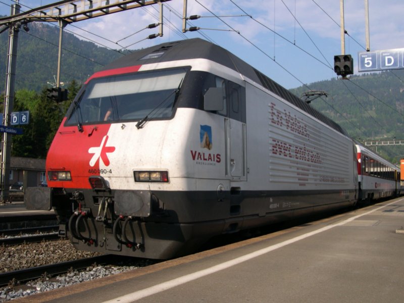 Die SBB 460 090 wirbt am 29.04.07 in Arth-Goldau in franzsischer Sprache fr die Erffnung des Ltschberg-Basistunnel. An diesem Tag hat sie EuroCity 109 Basel - Mailand am Haken und wird ihn ber den Gotthard bis Chiasso bringen.