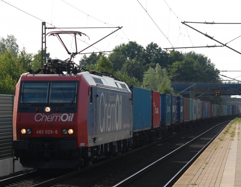 Die von SBB-Cargo an ChemOil vermietete 482 028 ist am 6.8.09 mit einem Containerzug bei Dedensen/G�mmer nach Seelze unterwegs.