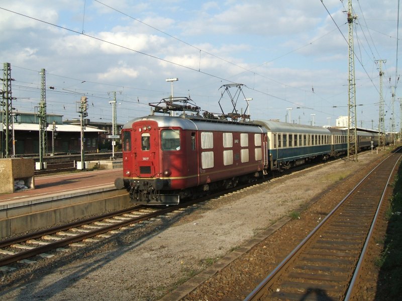 Die SBB E-Lok Re4/4 I ,vor dem SZ 85971 vom Eurostrand Fintel
auf Gleis 18 im Dortmunder Hbf. bei der Ausfahrt.(23.09.2007)