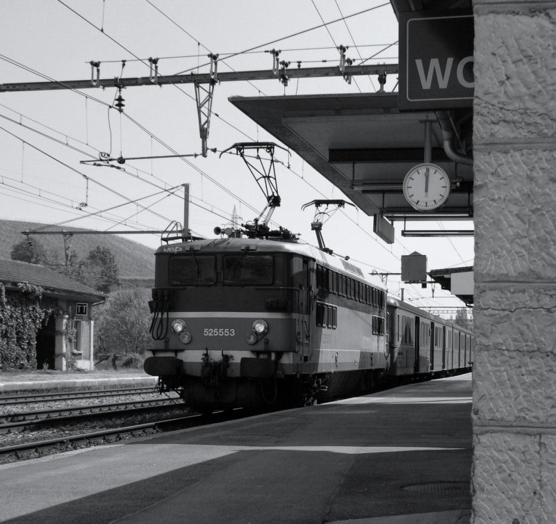 Die von der SBB gemietete SNCF BB 25553 mit ihrem RIO-Regionalzug Komposition wartet am 1. Mai 2009 in La Plaine auf die Weiterfahrt nach Bellgarde. 

