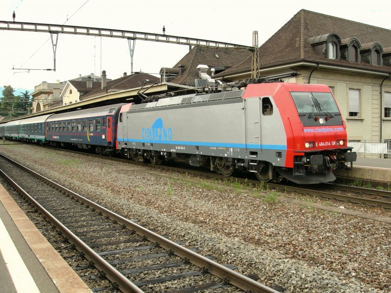 Die von der SBB gemieteten Re 484 der CIS zogen nicht nur Cisalpino-Zge, sondern auch den TI/SBB Nachtzug EN 311/314 Venezia/Roma - Genve. Hier die Re 484 014-6 mit EN 314 in Vevey am 31.07.2006.
