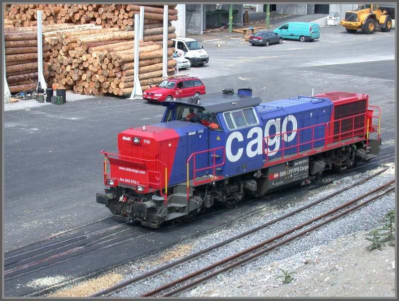 Die SBB MAK 1700 auf dem Dreischienengeleise im Werkareal von Stallinger in Domat/Ems. (24.05.2007)