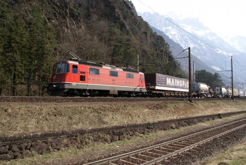 Die Schiebelok Re 4/4 III 11360 untersttzt die beiden Lokomotiven(nich zu sehen)beim Transport dieses Containerzuges. Erstfeld, 8.8.08.
