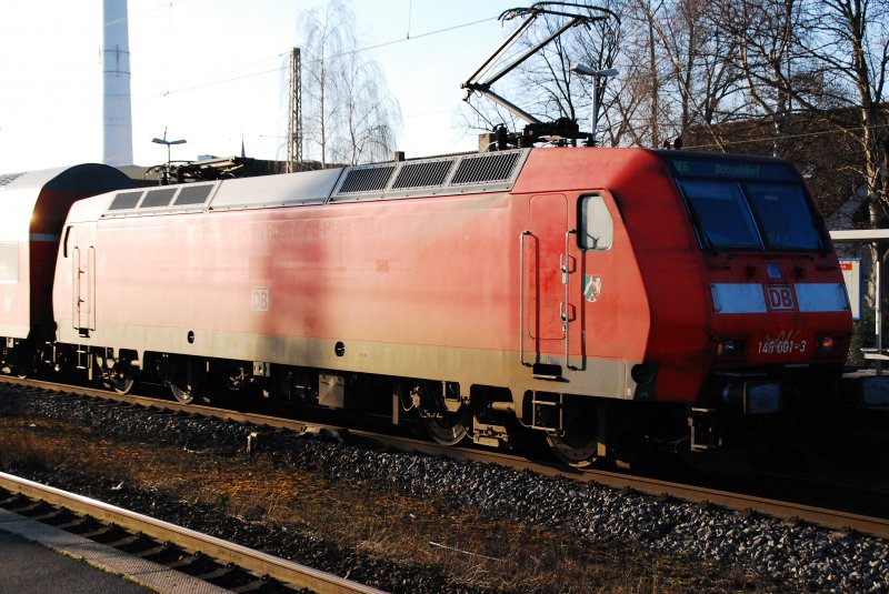 Die schiebende Kraft des RE6 nach D�sseldorf ist die 146 001-3 am 27.12.2008. Die ganze Maschine sieht ziehmlich verschmutzt aus. Die tiefstehende Sonne l��t die Umrisse der entfernten Werbung noch erahnen. Nach Betriebsaufnahme lief diese Lok unter DBCargo; von 02/2002 bis 03/2006 lief Sie mit der Werbung  Rheinland Pfalz Takt . Nach Entfernung der Werbung sieht sie nun so aus.