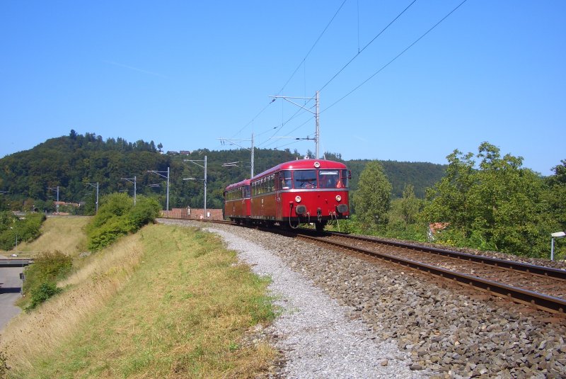 Die Schienenbus-Garnitur kurz vor Koblenz zum Jubilum der Strecke Waldshut - Koblenz - Turgi am 23.08.09.