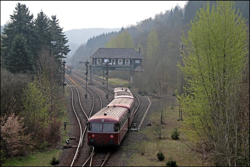 Die Schienenbusgarnitur 796 690, 796 802 sowie die Beiwagen 996 299 und 996 309 fahren, auf ihrer Tour ins Oberbergische, vor dem Stellwerk in Brgge(Westf) ein. (26.04.2008) 

