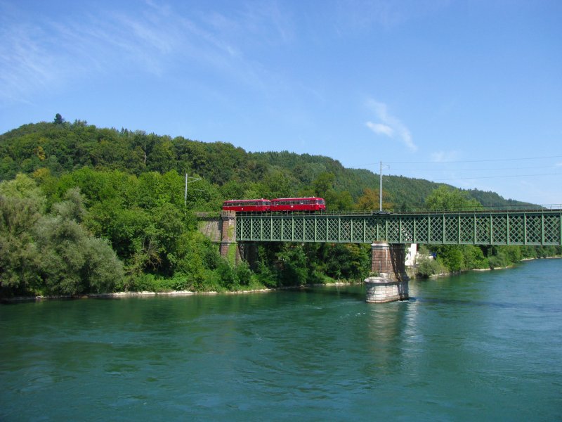 Die Schienenbusgarnitur, die am Jubilumswochenende zwischen Waldshut und Koblenz pendelte erreicht hier soeben die Brcke ber den Hochrhein. 
Das Bauwerk gilt als lteste noch in Betrieb stehende Eisenfachwerkbrcke Europas. (23.August 2009)