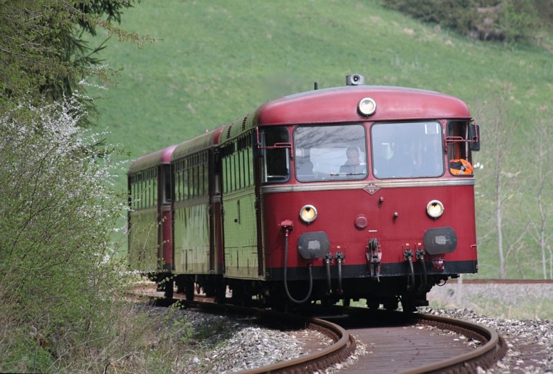 Die Schienenbusgarnitur des  Roten Brummers  fhrt am 1.5. bei Sondernach bergwrts Richtung Mnsingen.