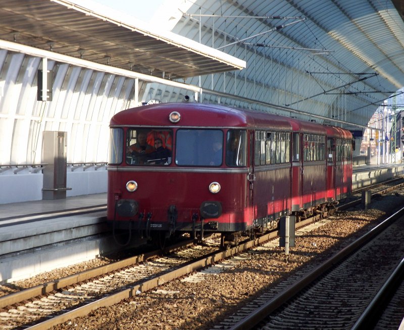Die Schienenbusgarnitur der Pfalzbahn am 16.12.07 als Sonderregionalexpress von Mannheim nach Neustadt ber Worms, Monsheim, Zellertal, Hochspeyer aufgenommen in Ludwigshafen/Mitte.