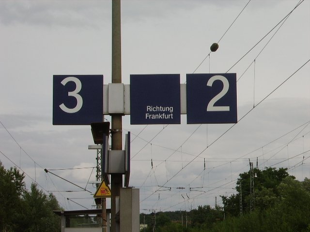 Die Schilder fr Bahnsteig 2 und 3 in Maintal die hinweisen, dass es auf diesem Bahnsteigen in Richtung Frankfurt geht. Manchmal, wenn die RB von einen IC oder ICE berholt wird fhrt diese RB 55 auf Gleis 3 und kreuzt einmal die Strecke in die Gegenrichtung und fhrt auf Gleis drei. Hier das Szenario.
---------------------------- in Richtung Hanau Gleis 1
---------------------------´ in Richtung Frankfurt Gleis 2
-----------------------´     Gleis drei Ausweichgleis 

Das Gleis drei wird oft von Gterzgen genutzt. Sowohl in Richtung Hanau als auch Frankfurt .

