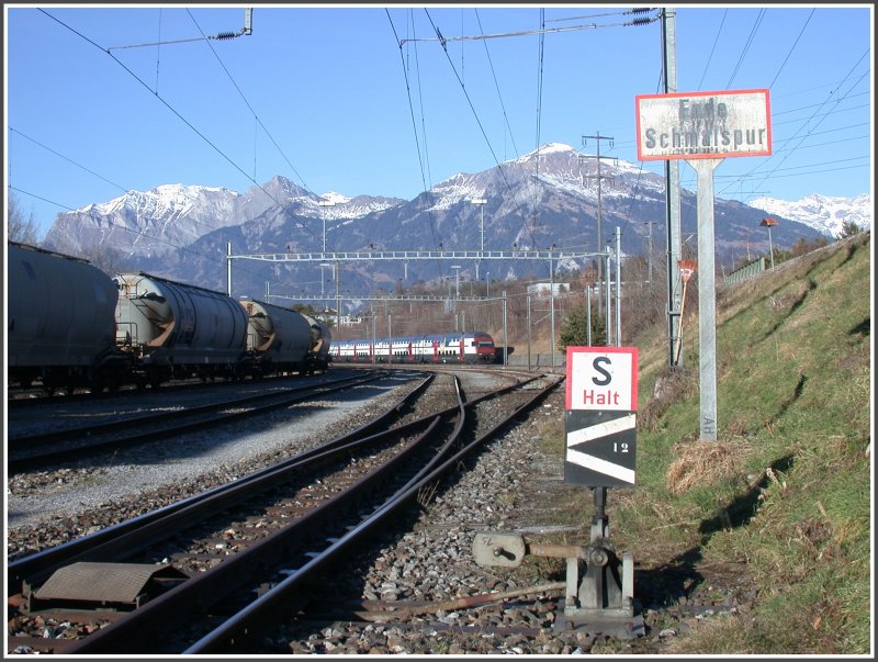 Die Schmalspur endet mitten in der Weiche. IC2000 passiert die Holcim bergabegruppe auf dem Weg nach Chur. Rechts der Damm mit der RhB Strecke nach Landquart, im Hintergrund Falknis und Vilan.
(09.02.2007)