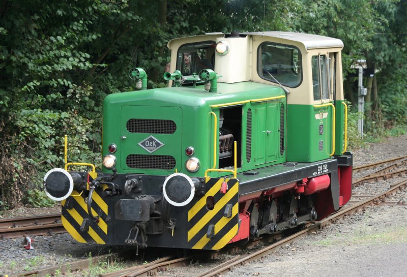 Die Schmalspurdiesellok D1 der Brohltalbahn rangiert in Brohl am 11.08.2009