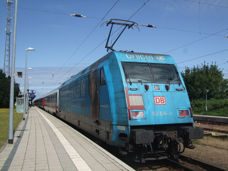 Die schmutzige Unicef-Lok 101 016-4 steht mit IC2239 von Warnemnde nach Leipzig Hbf.im Bahnhof Warnemnde.(26.07.09)