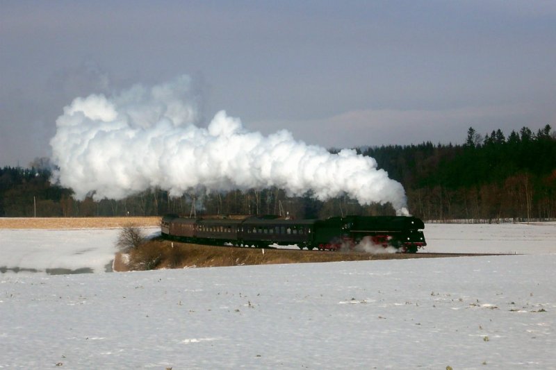 Die Schnellzug-Dampflok 01.1533 fhrt von Ried nach Oberbrunn im Innkreis. 28.02.2009
