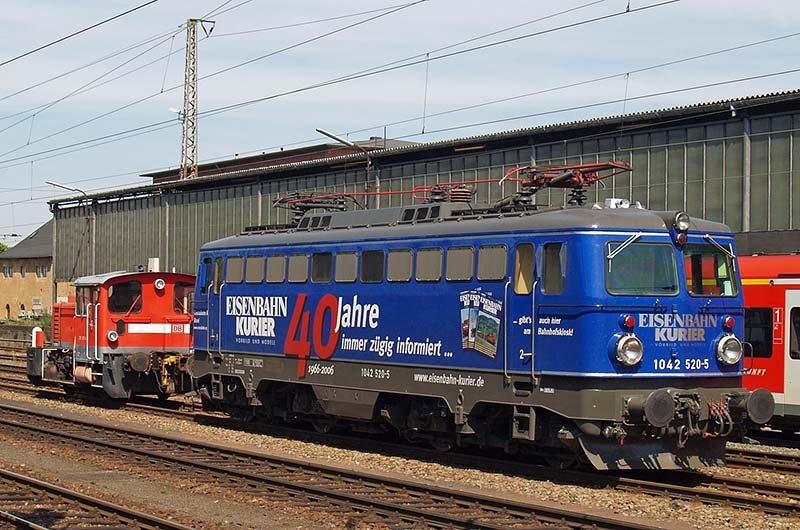 Die  schn bunte  EK-Lok 1042 520 hat sich am 10.06.2006 im Bahnhof Trier ins beste Licht gesetzt 