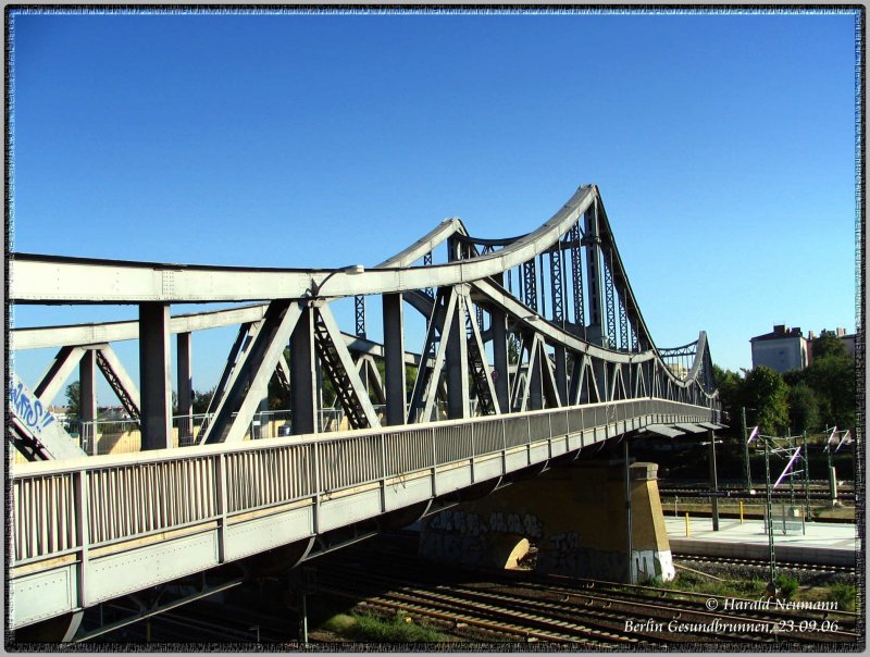 Die schn geschwungene Swinemnder Brcke mit der gleichnamigen Strasse berquert den nordstlichen Bahnsteigbereich des Bf Berlin Gesundbrunnen, 23.09.06.
