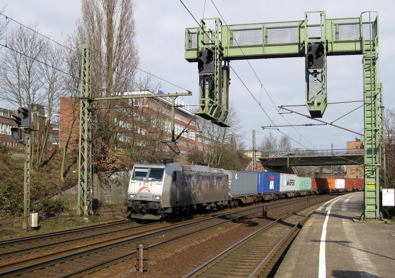 Die sch�ne 185 540-2 der TX Logistik mit ihrer Werbung f�r die Kassel Huskies durchf�hrt am 31.03.09 mit einem Containerzug aus dem Hamburger Hafen Hamburg-Harburg Richtung S�den.