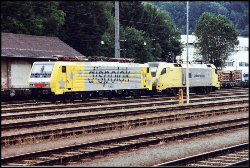 Die Schne ES64F4-011 und die ES64U2-001 warten im Sommer 2005 im Bahnhof Kufstein auf neue Aufgaben.