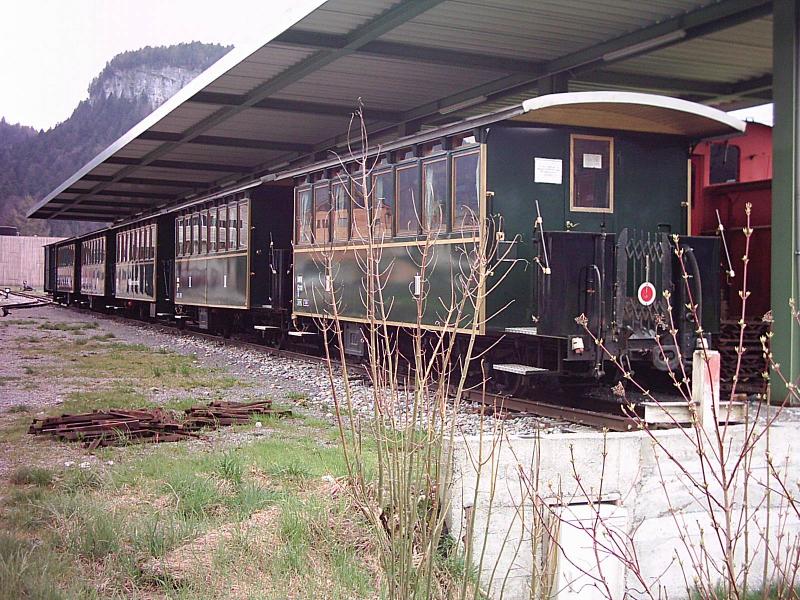 Die  schnen  Wagen der Bregenzerwaldbahn am 23.4.05 in Bezau.
Auch diese Wagen haben hier wahrscheinlich schon den ganzen Winter ausgeharrt.  