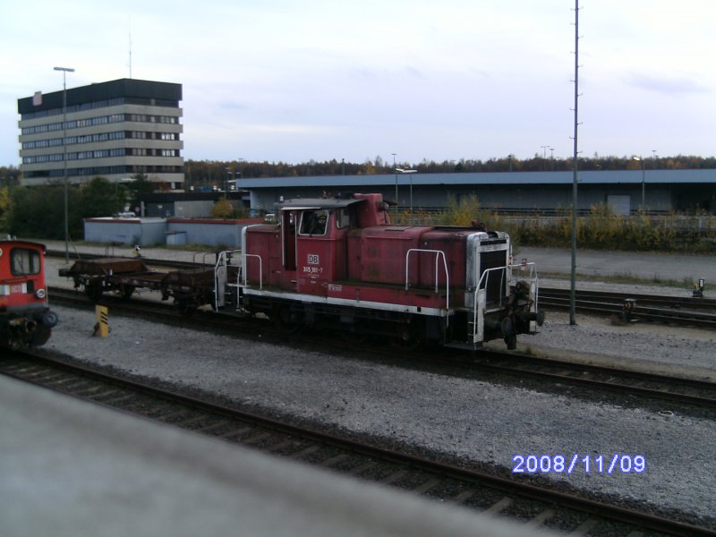 Die schon lange abgestellte 365 181 ist am Sonntag dem 9.November 2008 in Maschen.