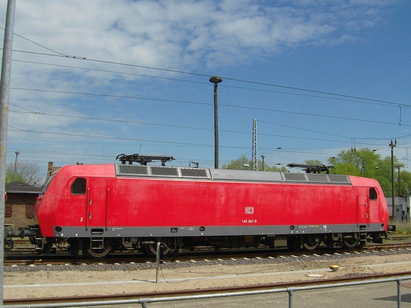 Die schon leicht ausgeblichene 145 041-0 am 1.05.07 in Wismar.
<a href= http://staedte.kaposo.de  target= _blank ><img src= http://www.Bahnbilder.de/counter/counter_new.php?key=365984358  alt= St&auml;dte auf Kaposo  title= St&auml;dte auf Kaposo  border= 0  /></a>