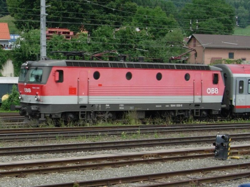 Die schon sehr ausgewaschene 1044 039-6 mit einem BB EC Wien Sd-Villach bei der Einfahrt in den Bahnhof Leoben. Am 31.07.08