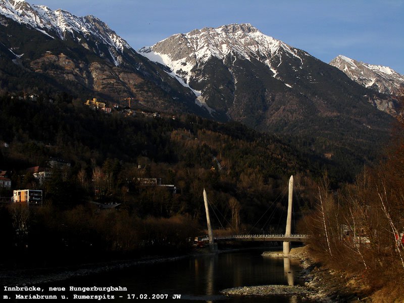 Die Schrgseilbrcke der Neuen Hungerburgbahn in Innsbruck, die das Kongrehaus mit der Hungerburg, einem eiszeitlichen Plateau im Norden der Stadt, verbinden wird. Die Bezeichnung  Neue...  ist deshalb sinnvoll, weil die klassische Hungerburgbahn eine vllig andere Trasse hatte (sie ist mittlerweile abgebaut). 17. Feber 2007, das Tragwerk der Brcke hngt bereits und ist schon mit Aufbauten versehen. kHds