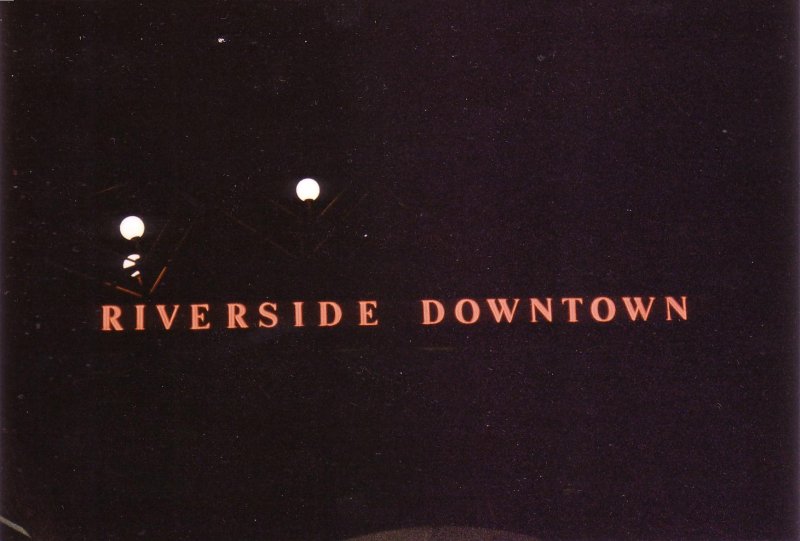 Die Schrift der Station Riverside Downtown.
 Riverside liegt nahe Los Angeles