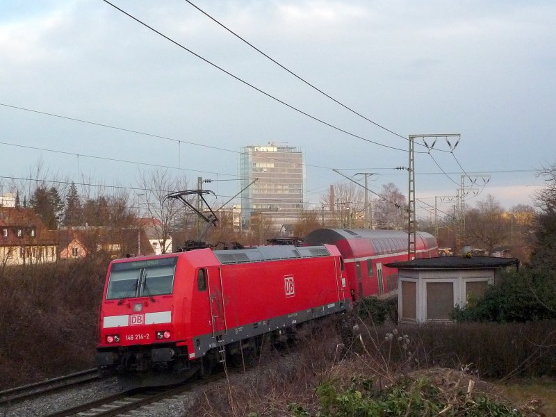 Die Schublok 146 214-2 des RE 19611 aus Stuttgart Hbf erreicht in Krze den Endbahnhof Singen(Htw). 02.02.09