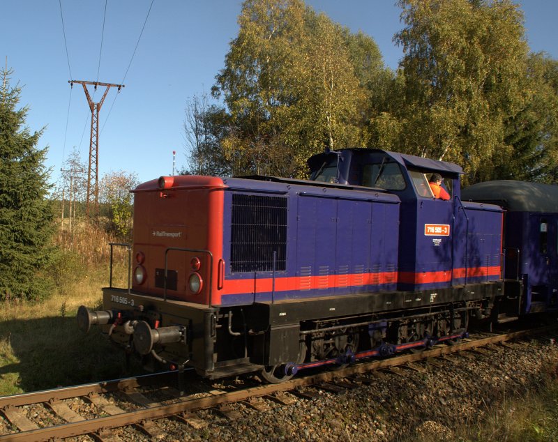Die Schublok 716 505-3 des Sonderzuges am 26.09.2009, kurz nach der Ausfahrt von Horny Blatna (Bergstadt Platten) in Richtung Karlsbad (Karlovy Vary).