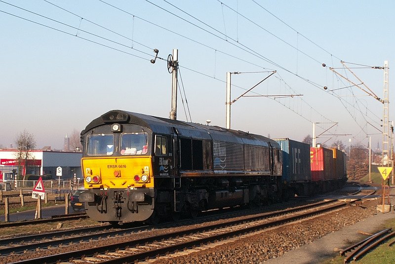 Die schwarze Class 66 der ERS zieht einen Gterzug in Richtung Deutschland aus dem Venloer Bahnhof. Das Foto stammt vom 22.12.2007