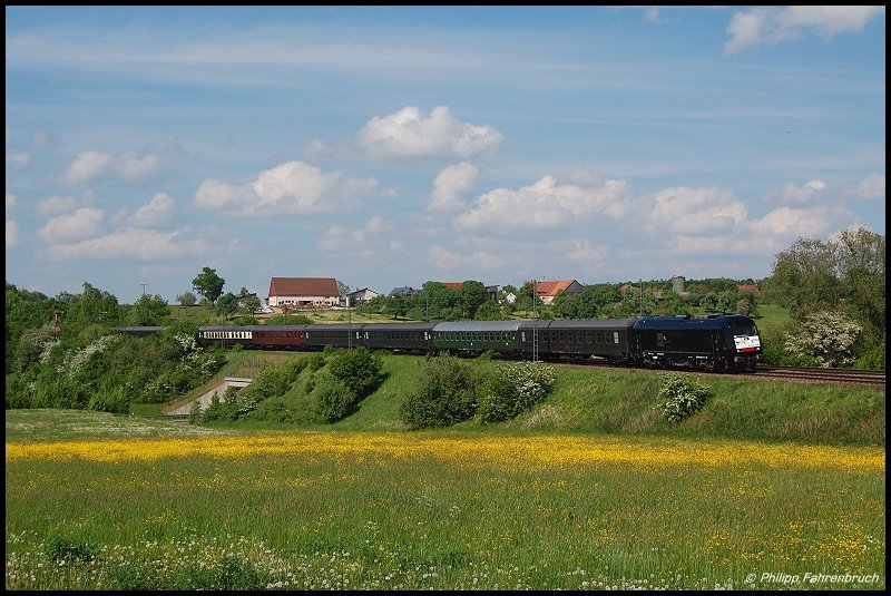Die schwarze ER 20 - 008 (223 008) bringt am 16.05.08 DPE 91003 von Hersbruck nach Stuttgart Hbf, aufgenommen am Km 77,8 der Remsbahn (KBS 786) kurz hinter Goldshfe.