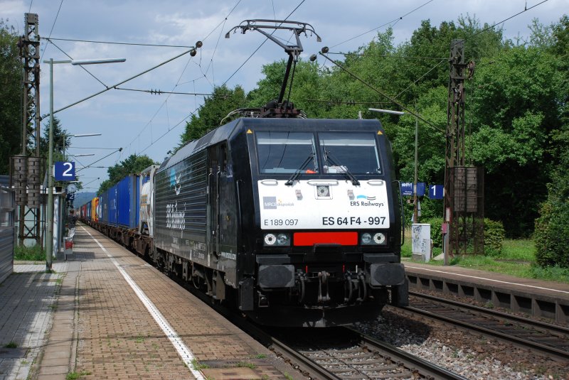 Die schwarze Schnheit ES 64 F4 - 997 fhrt zur Zeit fr die ERS-Railways. Hier ist sie unterwegs in Richtung Sden. Auf dem Bild durchfhrt Sie am 22.07.2009 Gundelfingen bei Freiburg.