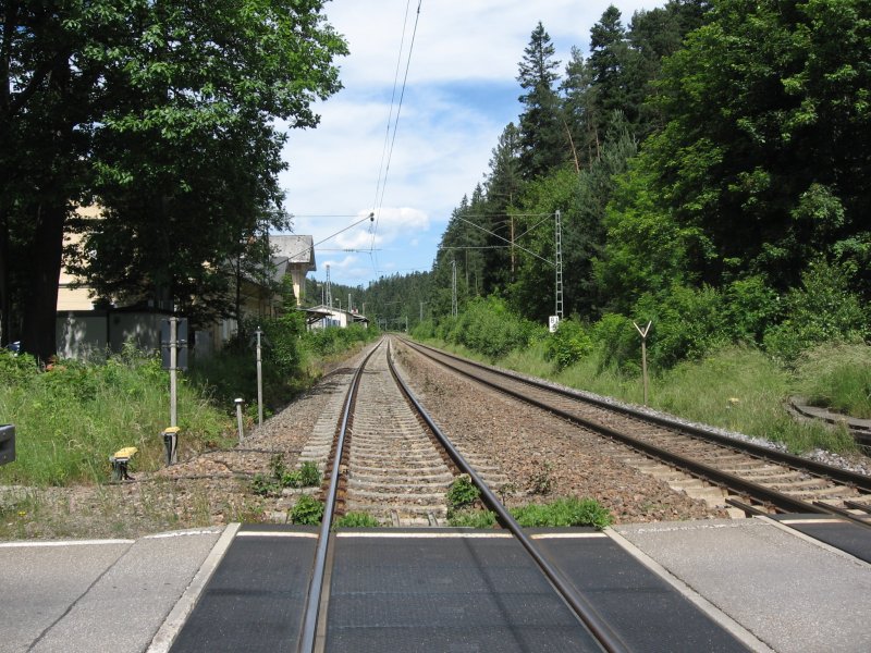 Die Schwarzwaldbahn bei km 81,0 am ehmaligen Bahnhof Unterkirnach der links ein wenig zu sehen ist. Aufgenommen am 17.6.07