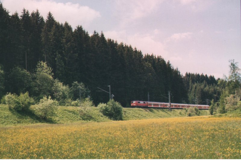 Die Schwarzwaldbahn im Sommer 2006: vor dem dichten Tannenwald bei St. Georgen, wurde hier ein nach Sden fahrender IRE festgehalten. 
 