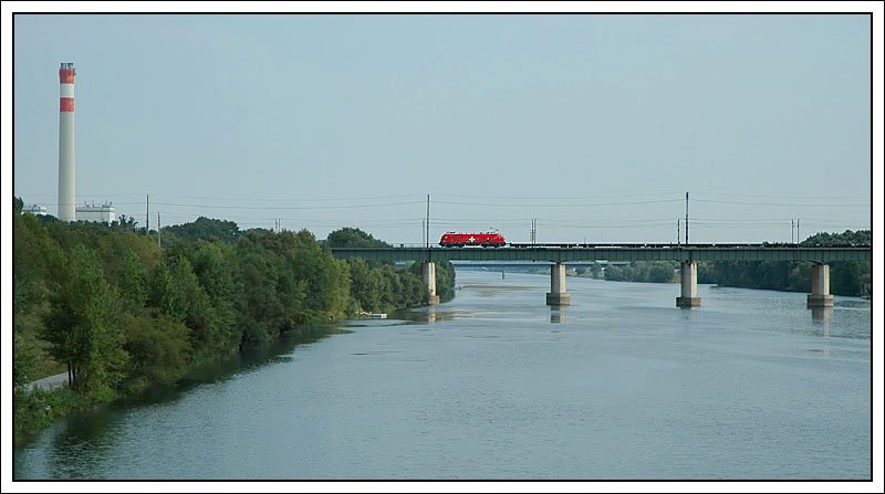 Die Schweiz EM Lok 1116.075 konnte ich am 19.8.2007 bei der Querung der  Neuen Donau  mit ihrem Gterzg in der Wiener Lobau ablichten.
