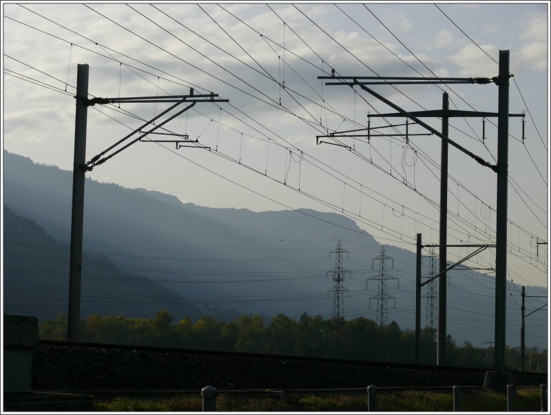 Die Schweizer Bahnen sind fast vollstndig elektrifiziert und der Kanton Graubnden exportiert seine Energie, gewonnen aus Wasserkraftwerken, ber die riesigen Strommasten ins Unterland.
Hier aufgenommen zwischen Maienfeld und Bad Ragaz. (05.10.2007)